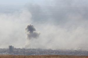 من القصف الجوي للجيش السوري على مواقع المسلحين في دوما (أ ف ب)