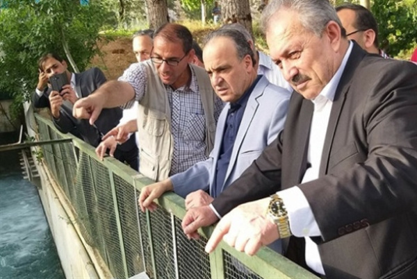 تم تكليف حسين عرنوس (يمين) بمهام رئيس مجلس الوزراء مكان عماد خميس (وسط)