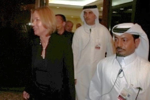 وزيرة الخارجية "الاسرائيلية" تسيبي ليفني بين عناصر امن قطريين لدى مغادرتها منتدى الدوحة مساء الاحد 13 نيسان/ابريل