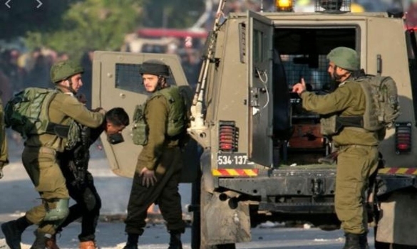 قوات الاحتلال تعتقل عشرات المواطنين في الضفة والقدس المحتلتين وتقتداهم إلى جهة غير معلومة
