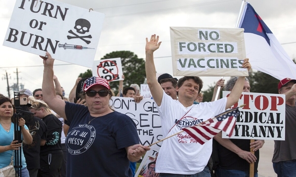 متظاهرون خلال احتجاج ضد التطعيم الإجباري في مستشفى هيوستن ميثوديست بايتاون