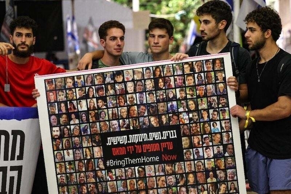 عائلات الأسرى الإسرائيليين تطلب وقف القتال